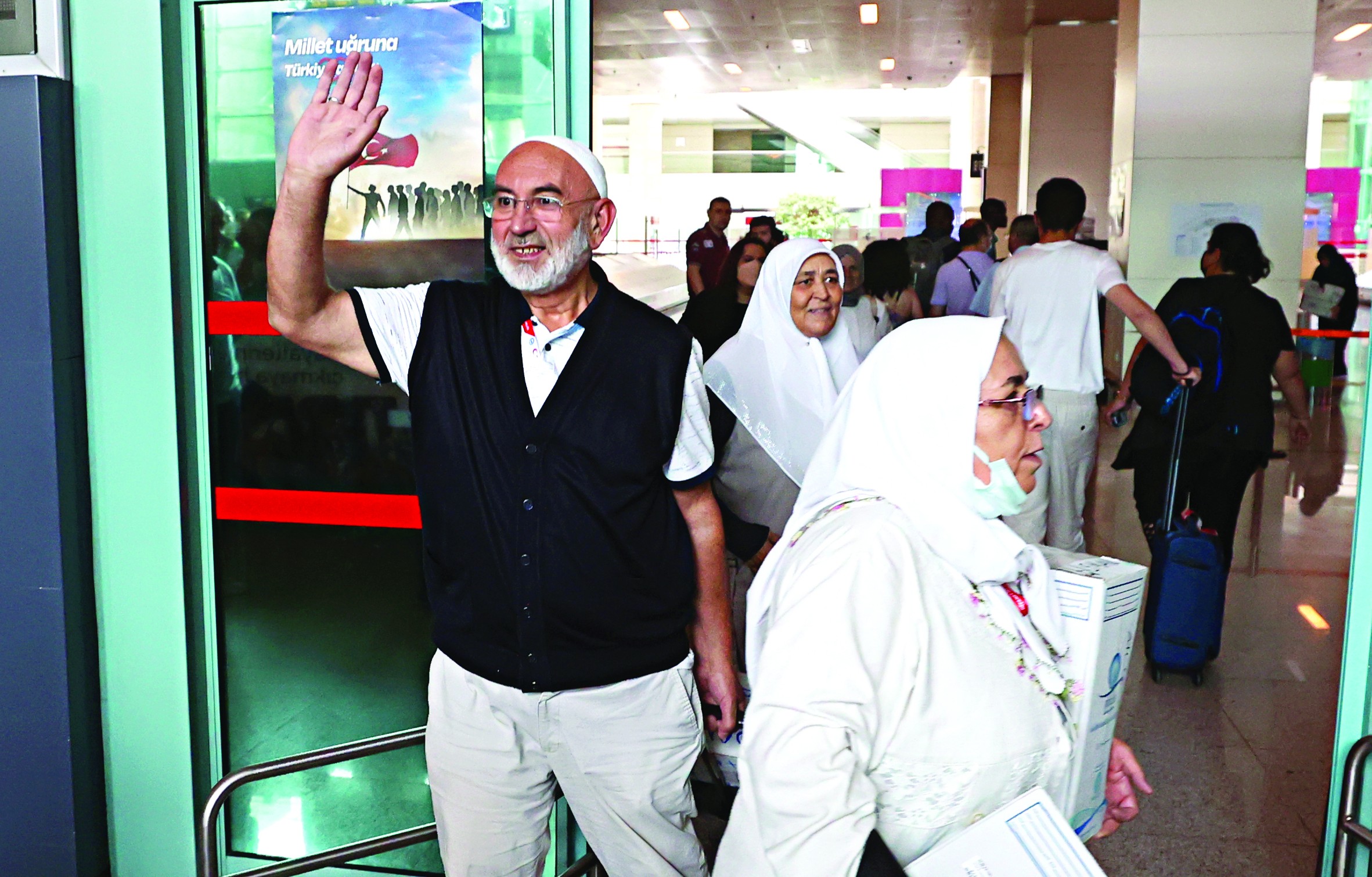 Yurda dönen hacılar yakınlarına kavuşma sevinci yaşadı