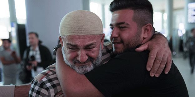 Yurda dönen ilk hacı kafilesi gözyaşlarıyla karşılandı