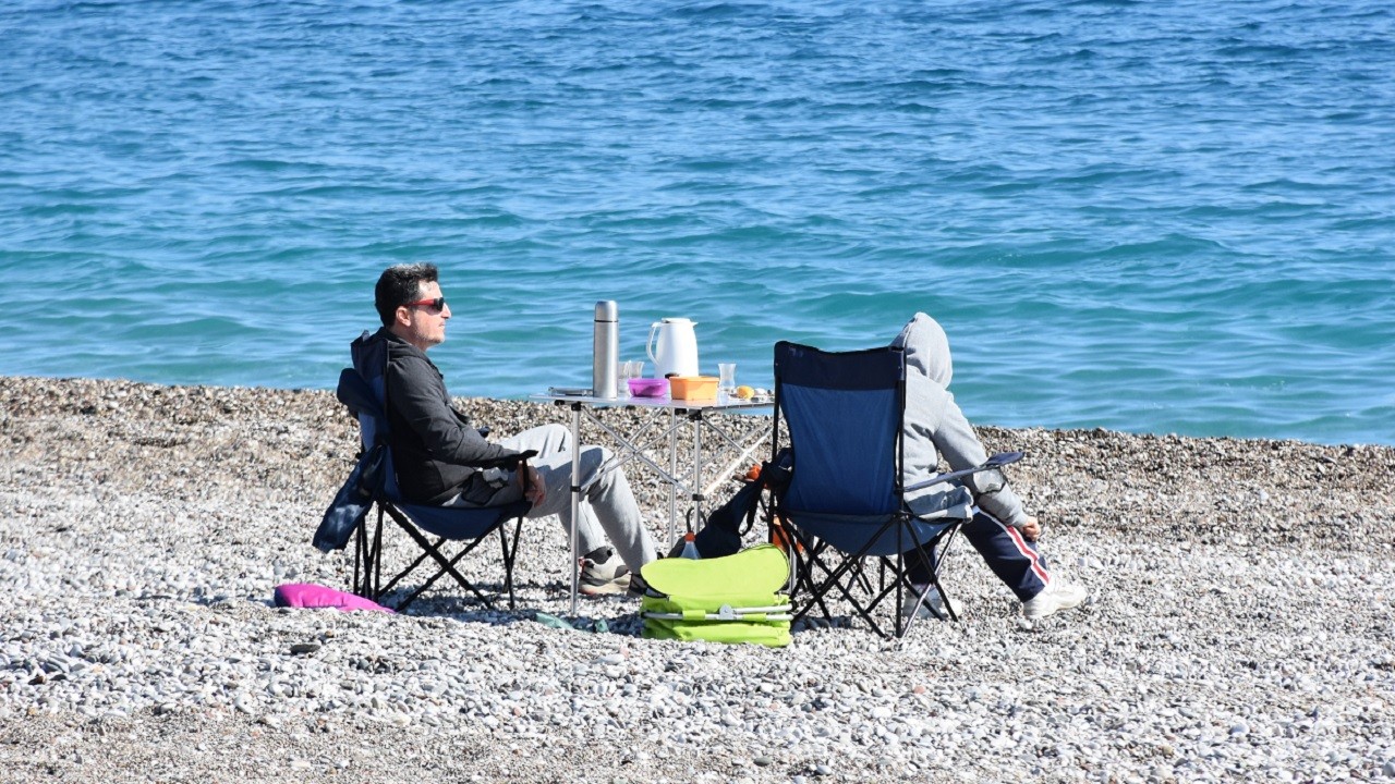 Yurdun büyük bölümü donarken o ilimizde plajlar dolup taştı