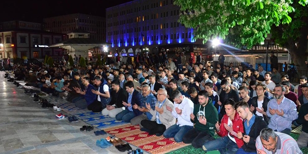 Yurdun dört bir yanında millet camilere akın etti