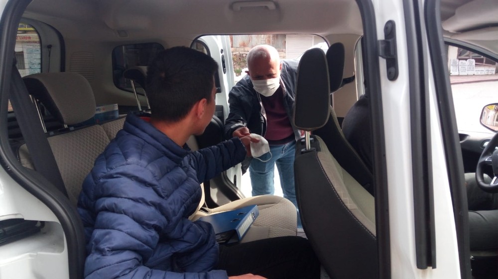 Yurduna geri dönemeyen çocuğun yardımına polis yetişti 