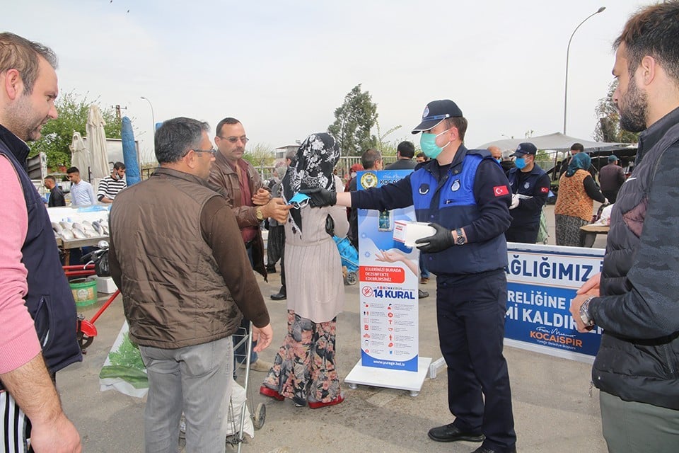 Yüreğir Belediyesi pazarlarda maske dağıttı 