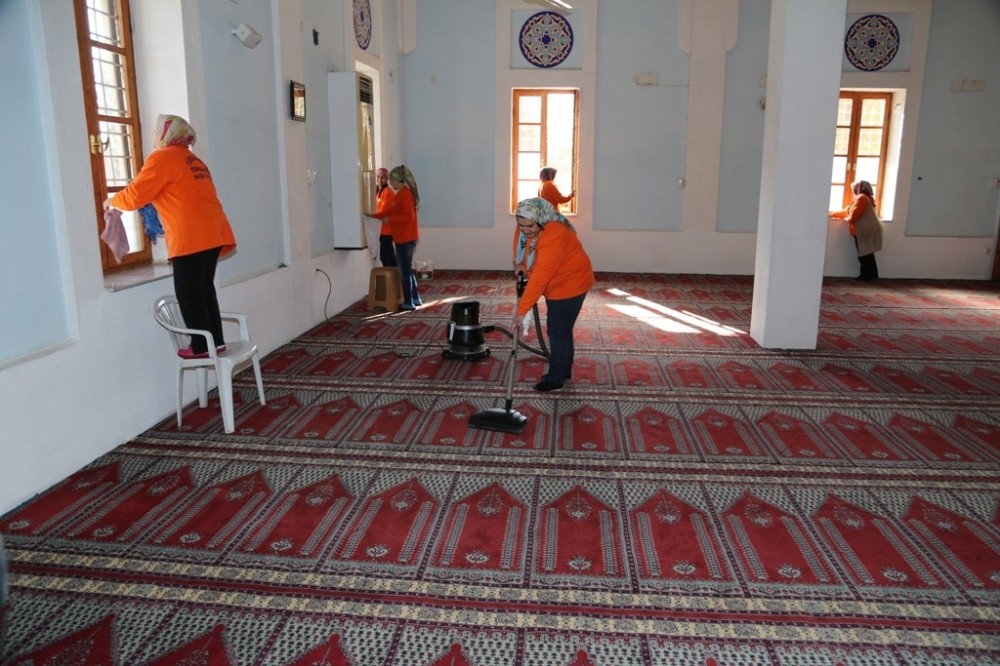 Yüreğir’de ibadethaneler düzenli olarak temizleniyor 