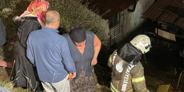 Yürek burkan anlar! Yanan evini gözyaşları içinde izledi
