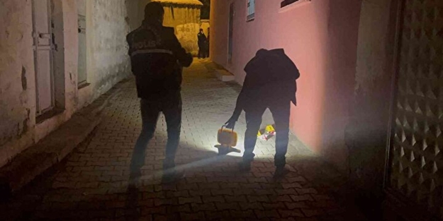 Yürek burkan görüntü! Sokakta doğurduğu bebeğini poşete koyup terk etti