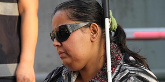 Yürek burkan olay: Görme engelli kadını sokağa attılar