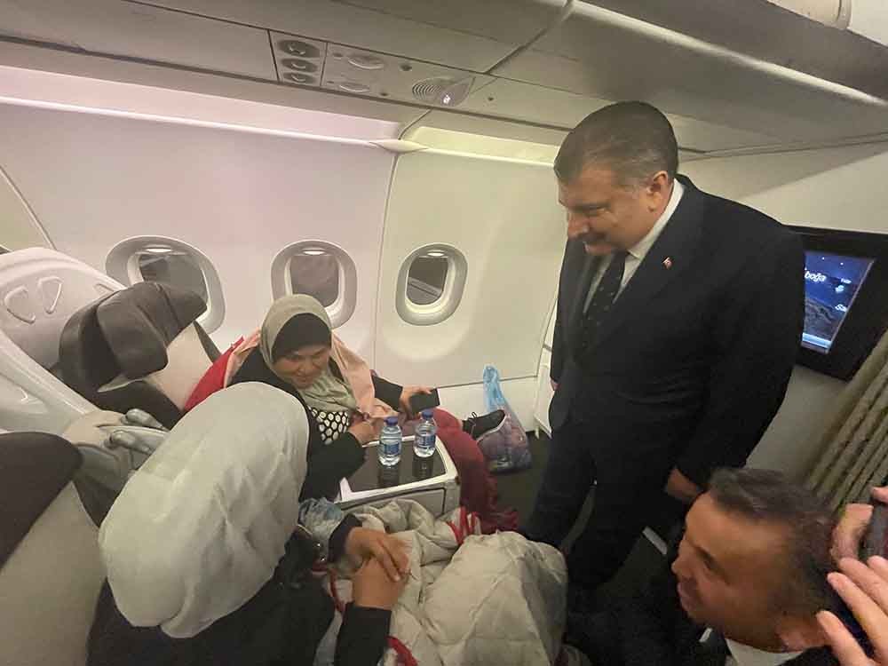 Yürek burktular! Türkiye'ye getirilen Gazzeli kanser hastaları uçakta konuştu!