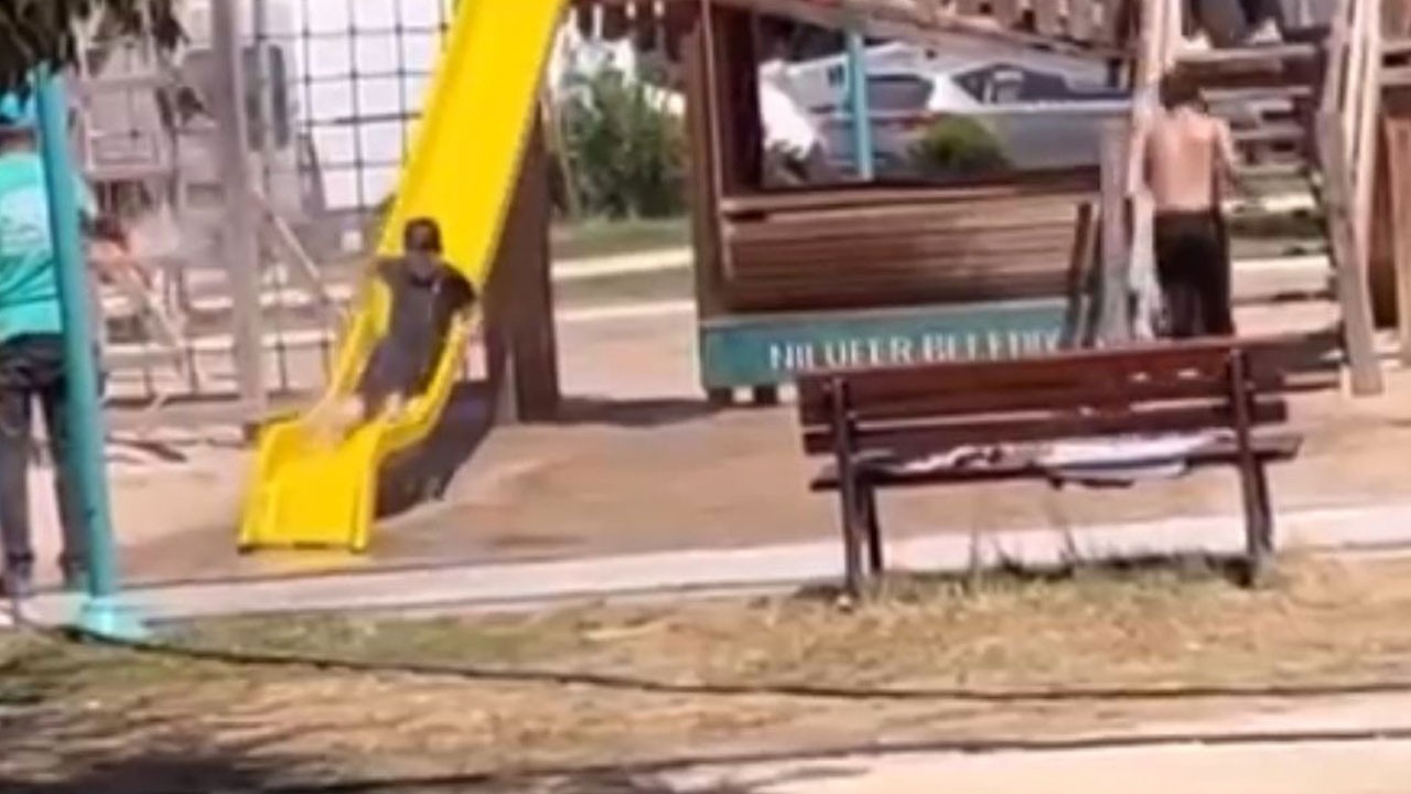 Yürek ısıtan anlar! Temizlik görevlisinden çocuklara hortumla serinlik sürprizi