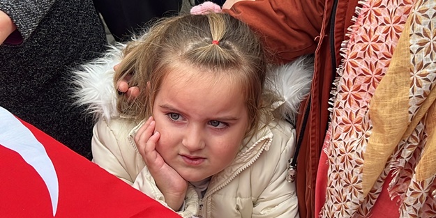 Yürek yakan görüntü! Babasının fotoğrafını böyle gösterdi