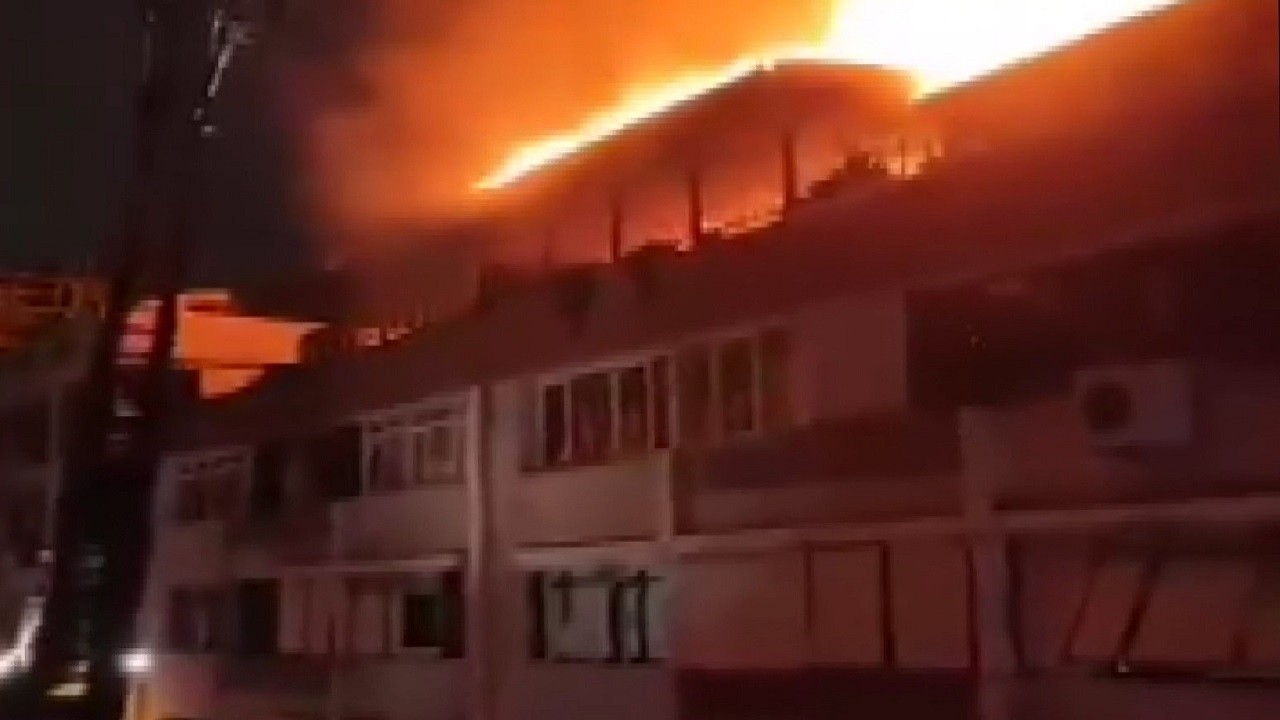 Yürekler ağızlara geldi! Çatı katı alev alev yandı