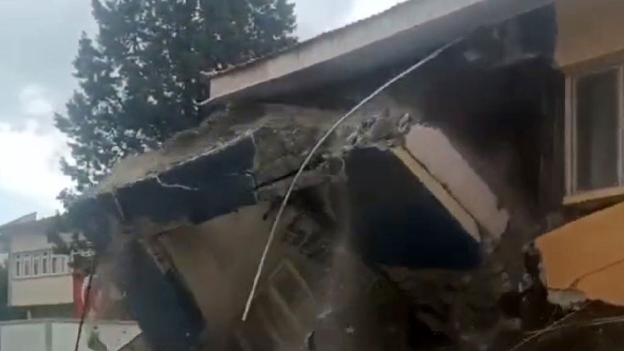 Yürekler ağızlara geldi! Hasarlı bina kendiliğinden yıkıldı