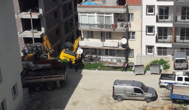 Yürekler ağza geldi! Kepçe devrildi