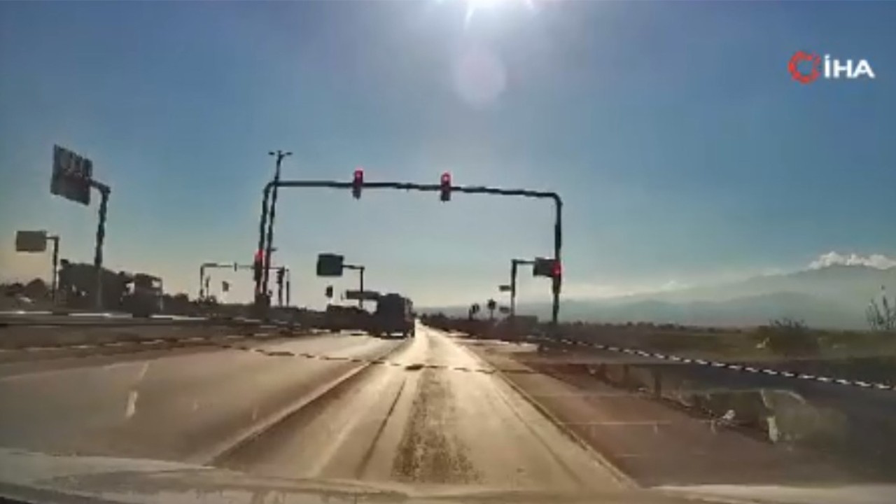 Yürekler ağza geldi! Hasta nakit aracıyla kamyonet işte böyle çarpıştı