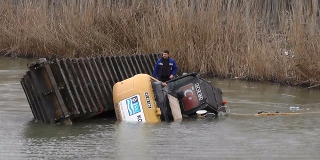 Yürekler ağza geldi! İş makinesi ters döndü...