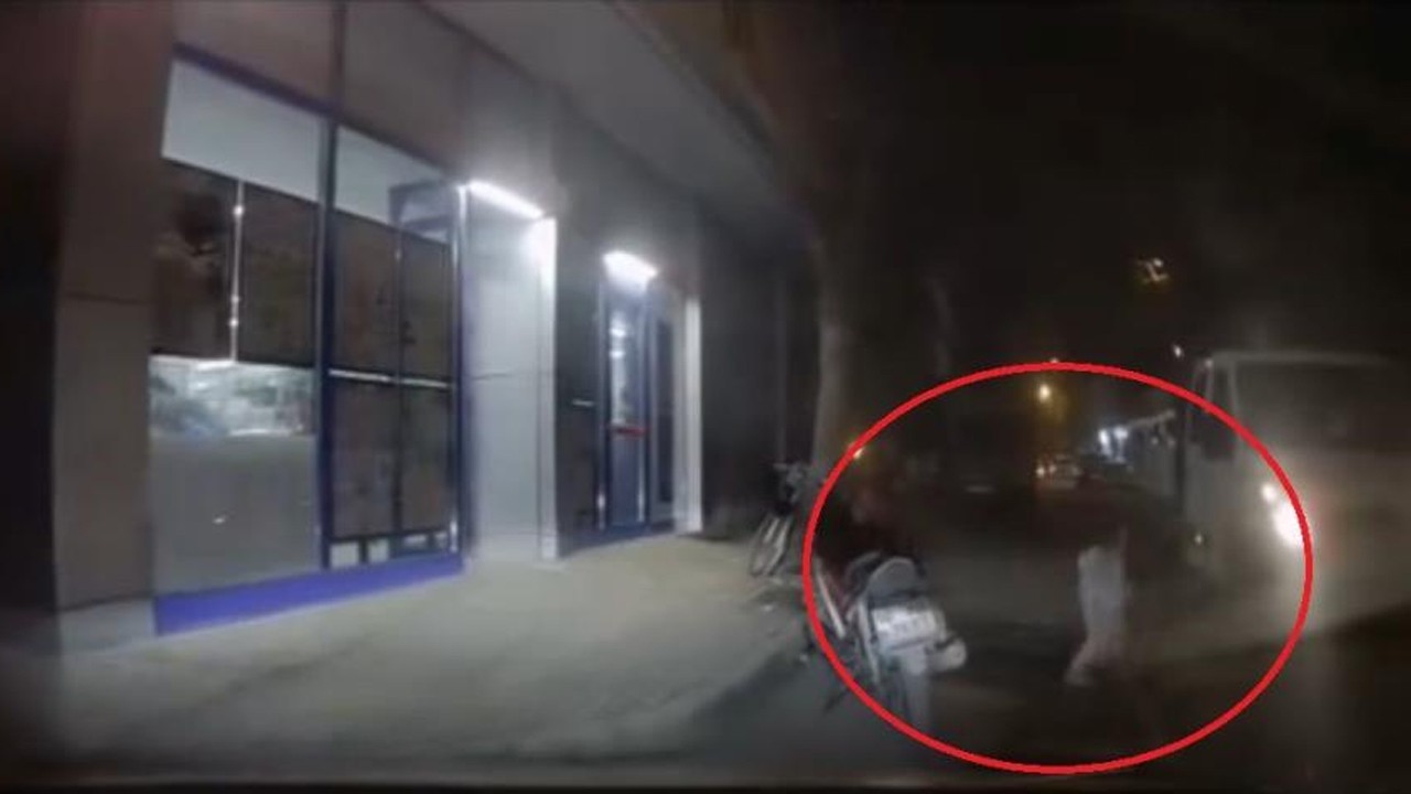 Yürekler ağza geldi! Minik kız otomobilin altında kalıyordu! O anlar kamerada