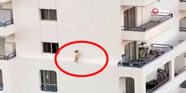 Yürekleri ağıza getirdi! Küçük kızın tehlikeli oyunu