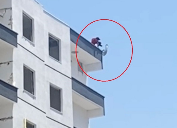 Yürekleri ağızlara getirdi! Bakın ağır hasarlı binaya neden çıktı