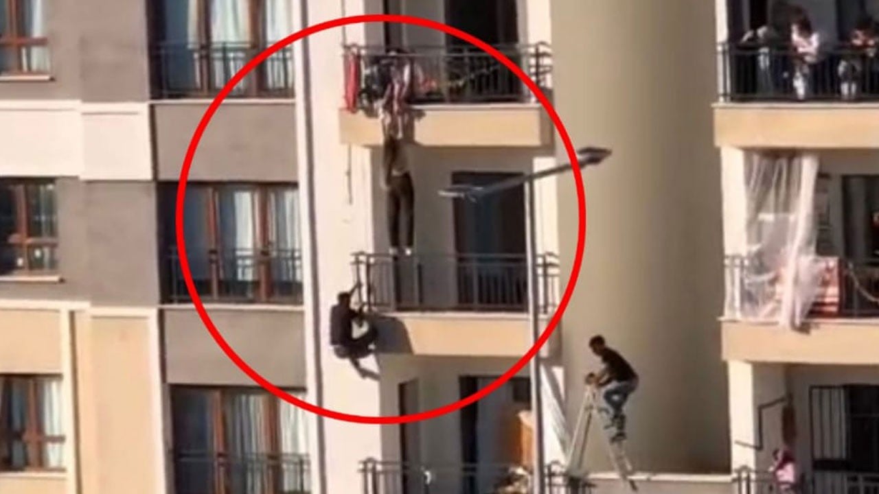 Yürekleri ağızlara getiren olay! Korkuluklara tırmanıp küçük kızı kurtardı
