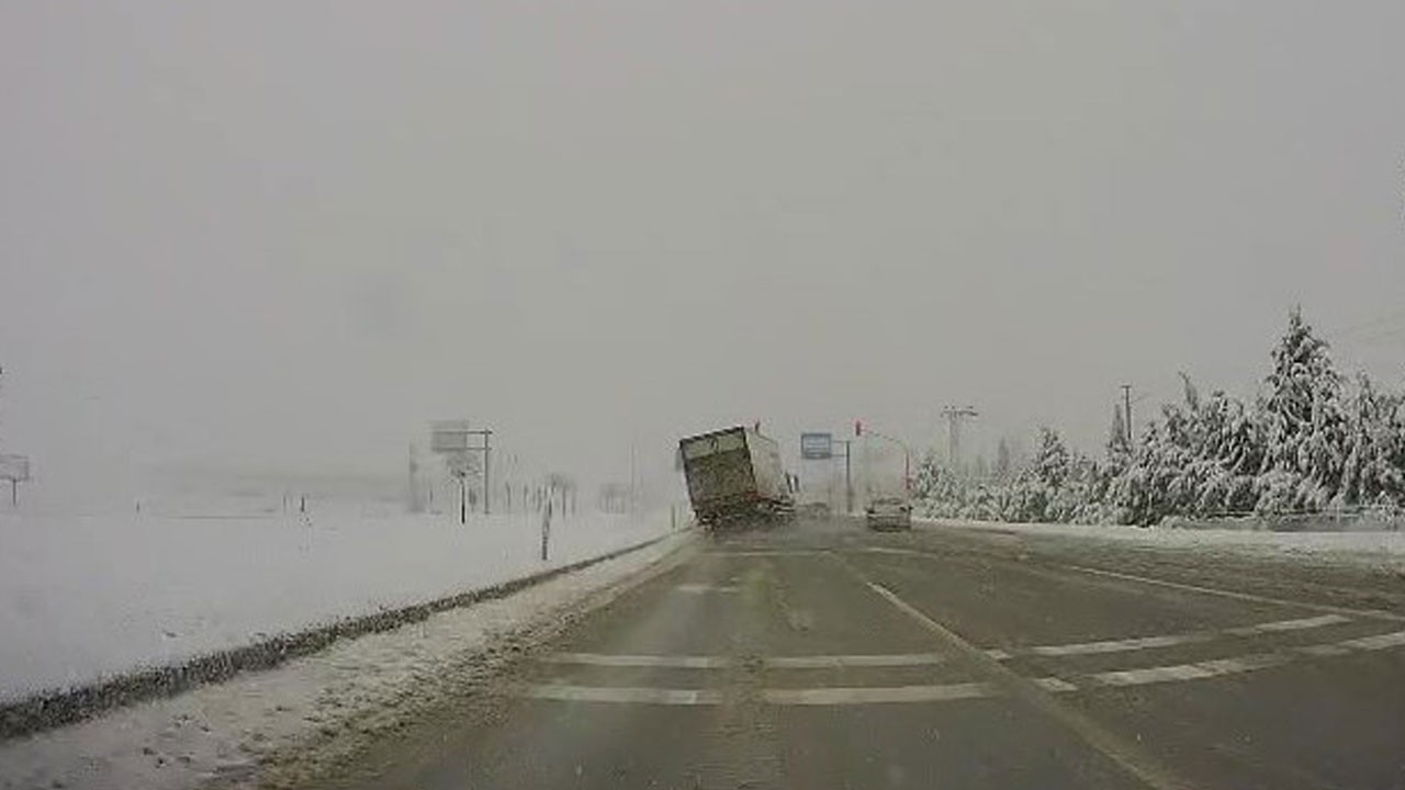 Yürekleri ağza getiren anlar! Tır yalpaladı, facia kıl payı atlatıldı