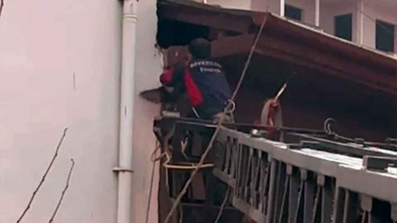 Yürekleri ağza getiren asılı kalış! Dakikalarla yarışan ekipler o canı hayata bağladı!