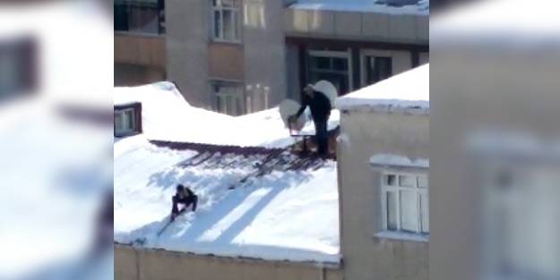 Yürekleri ağza getiren görüntü! Çocuğuna ip bağlayıp çatıdaki karı temizletti