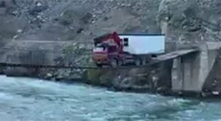 Yürekleri ağza getiren görüntü! Tonlarca yükle...