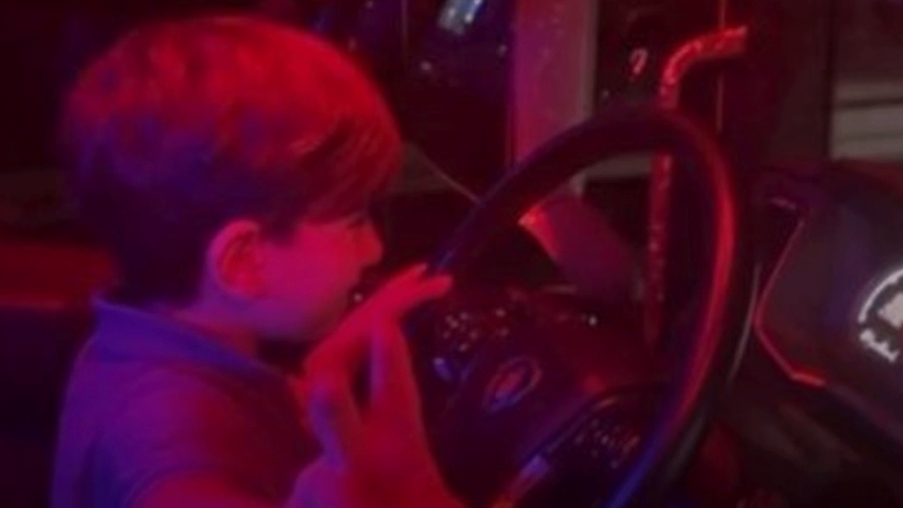 Yürekleri ağza getiren görüntüler: Küçücük çocuğa tır kullandırdı!