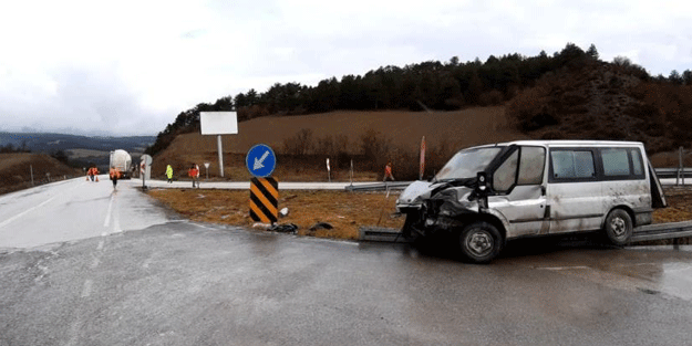 Yürekleri ağza getiren kaza! Minibüs ile tır çarpıştı