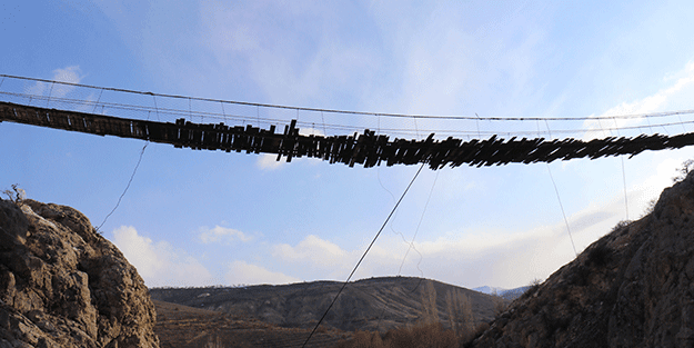 Yürekleri ağza getiren köprü! Tam 30 metre...