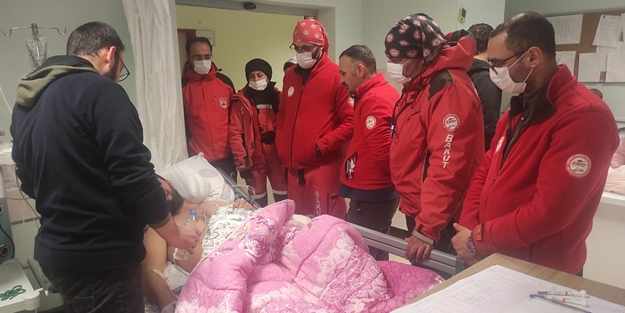 Yürekleri dağlayan dram! Enkaz altında kolunu kesip kanıyla bebeğini besledi