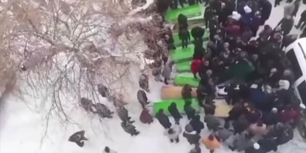 Yürekleri dağlayan görüntü! Aynı aileden 10 kişinin cenazesi yan yana defnedildi