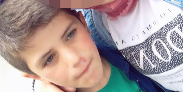 Yürekleri dağlayan kaza! Cami kapısına sıkışan çocuk...