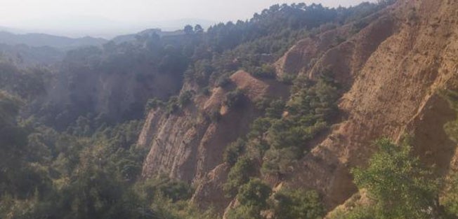 Yürekleri dağlayan olay! Eşi ve çocuklarının gözü önünde uçuruma düştü