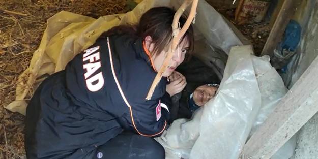 Yürekleri ısıtan görüntü! Donmak üzere olan kadının ellerini nefesiyle ısıtmaya çalıştı