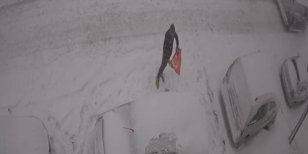 Yürekleri ısıtan görüntü! Karla kaplı yolda Türk bayrağı hassasiyeti böyle kaydedildi