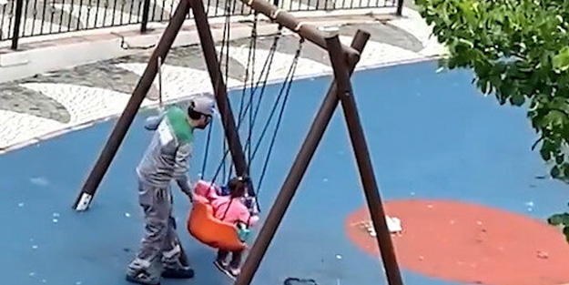 Yürekleri ısıtan görüntü! Temizlik görevlisi hem süpürdü hem çocuğu salladı