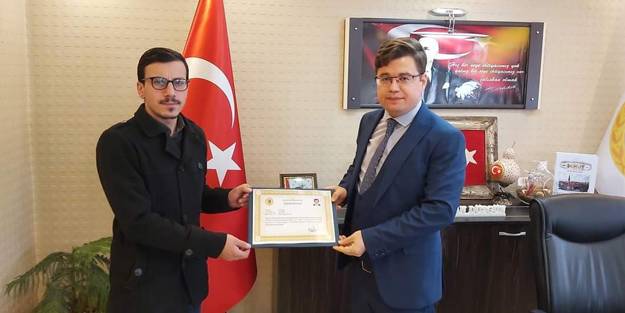 Yürekleri ısıtan görüntüsüyle Türkiye gündemine oturan imama başarı belgesi verildi