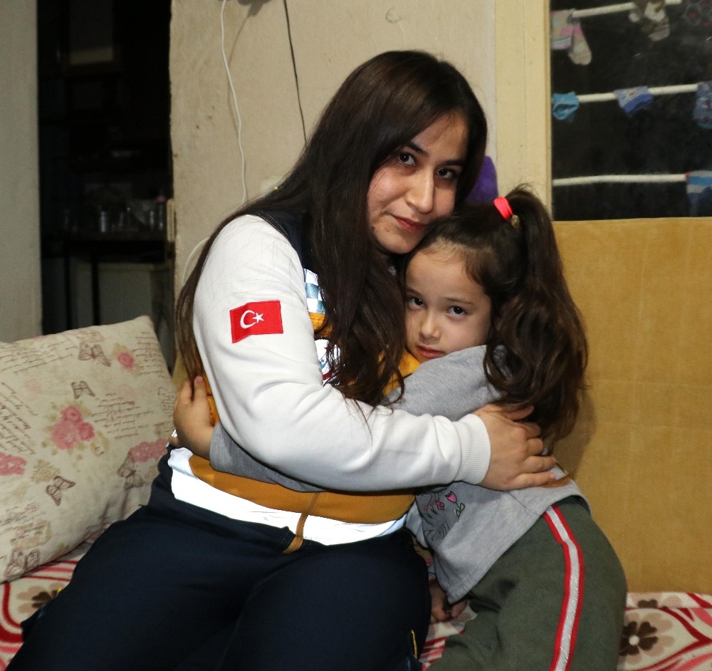 Yürekleri ısıtan sağlıkçı kendi çoraplarını giydirdiği kızla buluştu 