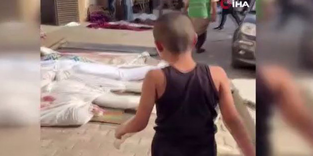 Yürekleri sızlatan anlar! Filistinli çocuk cenazeler arasında ağlayarak ailesinin cansız bedenini aradı
