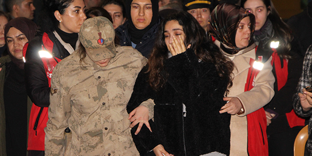 Yürekleri sızlatan anlar! Şehidin eşi ayakta durmakta güçlük çekti