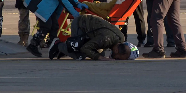 Yürekleri sızlatan görüntü! Türkiye'ye inen Gazzeli secdeye kapandı