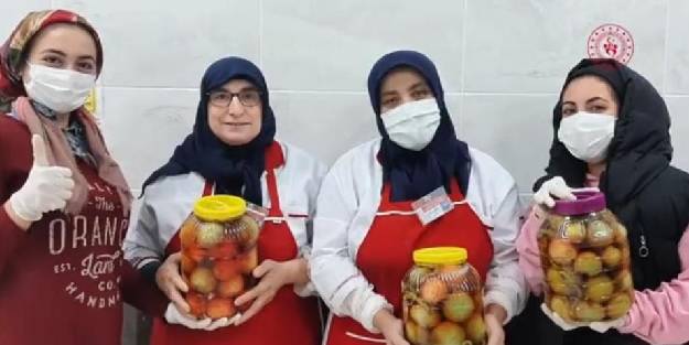 Yurt bahçesi'nde sebzelerle turşu yaptılar