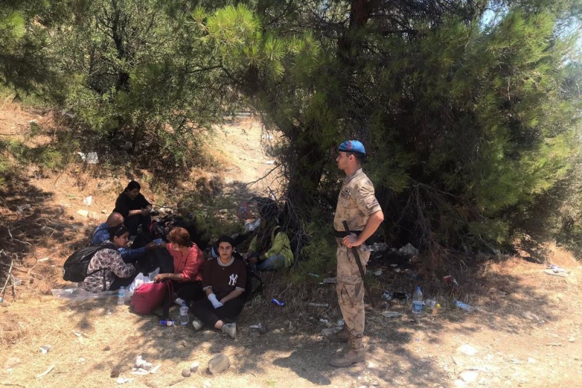 Yurt dışına kaçmaya çalışan 143 göçmen İHA ile tespit edildi