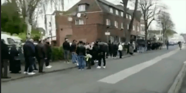 Yurt dışında oylar hep o partiye gidiyor Köln konsolosluğunun önünde açıkladılar! Oyumuzu o partiye vereceğiz