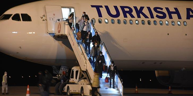 Yurt dışındaki Türk öğrenciler ülkeye getirildi