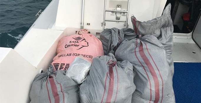 Yurt dışından tekneyle getirilen 131 kilo skunk karaya çıkarılmadan yakalandı