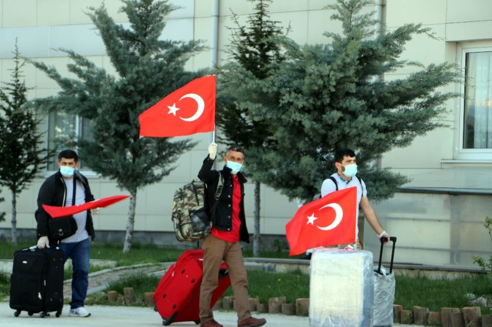 Yurt dışından yurda getirilen 248 kişi, ’Ölürüm Türkiye’m şarkısı ile karşılandı 