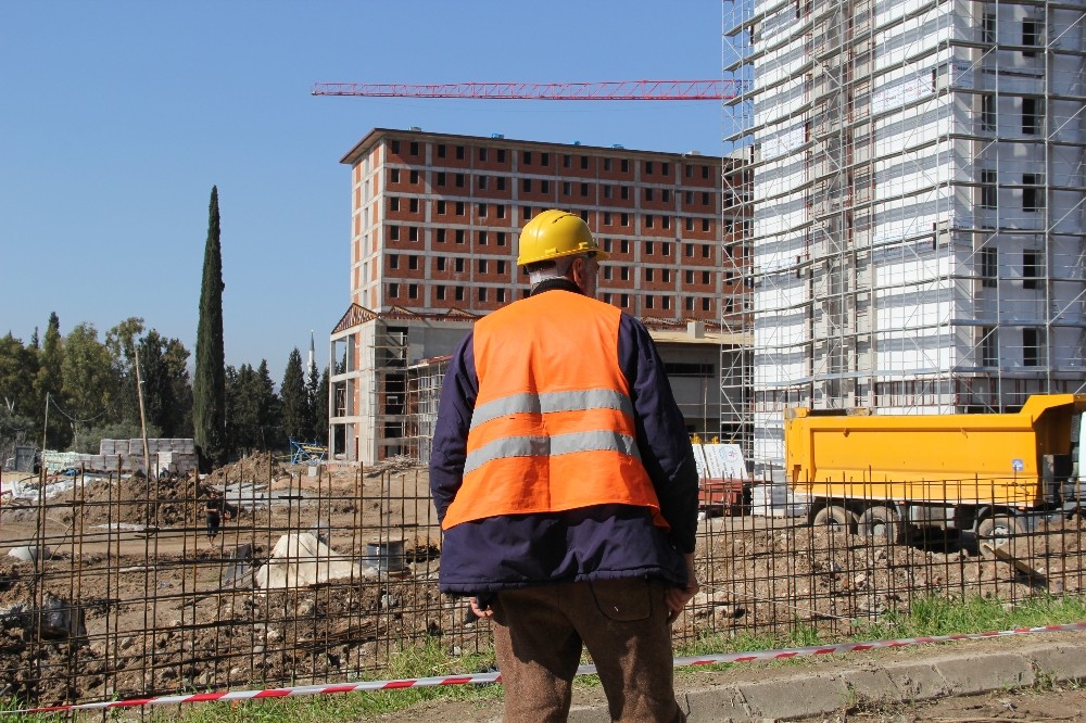 Yurt inşaatında çalışan işçi 10. kattan düştü 