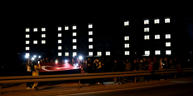 Yurt ışıkları polisler için yandı