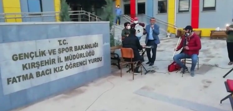 Yurt müdüründen karantina konseri 